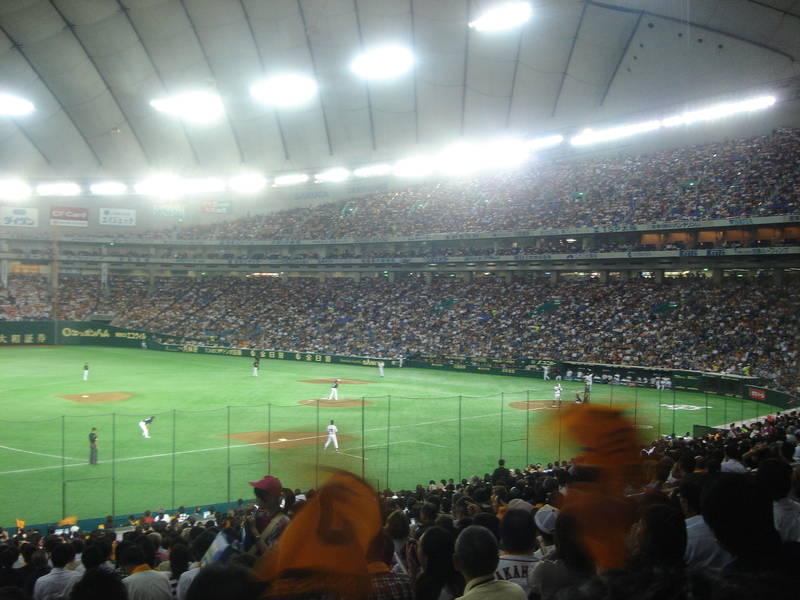 Yomiuri Giants mot Yakult Swallows i Tokyo Dome