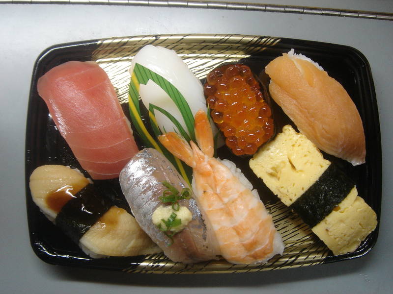 Härlig sushi bestående av en massa olika varelser från havet.