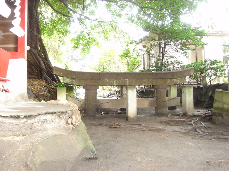 En torii som blev begravd i lava vid senaste större utbrottet år 1914.