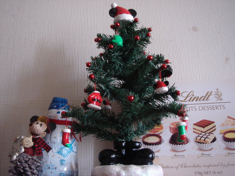Musse Pigg på en flygande kotte, en snögubbe av choklad, en julgran med Musse Pigg samt mer god choklad!