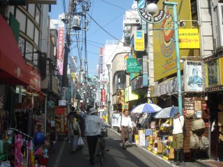 En huvudgata i Shimokitazawa.